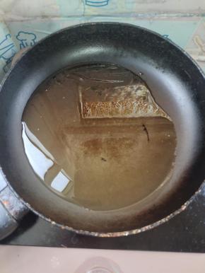 锅烧热，倒入适量的油烧至冒烟儿！