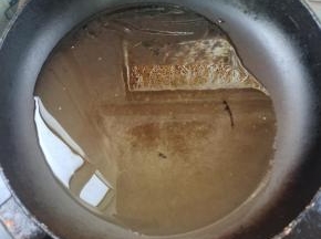 锅烧热，倒入适量的油烧至冒烟儿！