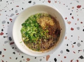 热油淋入碗中，搅拌均匀！
