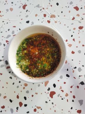 再放入一勺盐，一勺鸡精，一勺白糖！