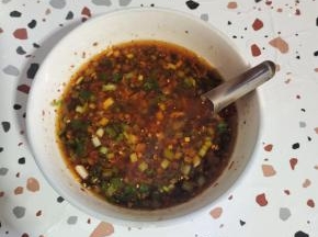 搅拌均匀调成料汁儿！