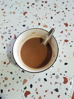 一大勺芝麻酱，放入少许凉开水，泄开，再放入两勺生抽调色，搅拌均匀备用！