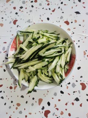 黄瓜洗净切成丝备用！