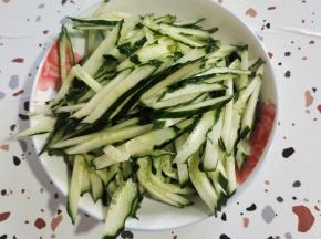 黄瓜洗净切成丝备用！
