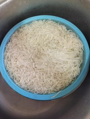 新鲜的面条煮熟后，再放入凉水中过几遍，凉了后，再放入凉水中浸泡着备用！（有条件的也可以用凉开水！）