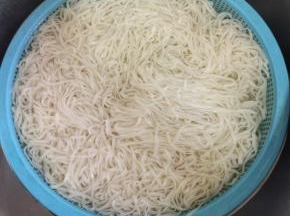 新鲜的面条煮熟后，再放入凉水中过几遍，凉了后，再放入凉水中浸泡着备用！（有条件的也可以用凉开水！）