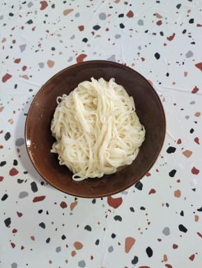 面条捞出沥干水分放入碗中！