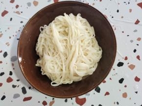 面条捞出沥干水分放入碗中！