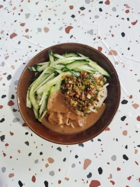 放入黄瓜丝，浇上调好的料汁儿和芝麻酱！