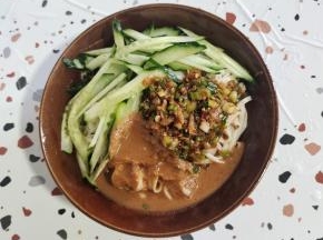放入黄瓜丝，浇上调好的料汁儿和芝麻酱！