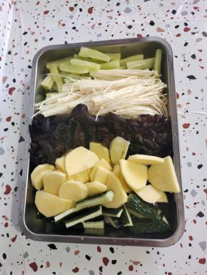 把自己喜欢吃的配菜处理好：

黄瓜洗净切成段，莴笋削皮洗净切成段，金针菇去掉尾部，清洗干净沥干水分，木耳提前泡发好，洗净，土豆削皮洗净切成稍微厚一点的片备用！