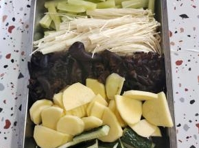 把自己喜欢吃的配菜处理好：

黄瓜洗净切成段，莴笋削皮洗净切成段，金针菇去掉尾部，清洗干净沥干水分，木耳提前泡发好，洗净，土豆削皮洗净切成稍微厚一点的片备用！