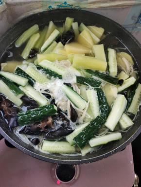 水开放入土豆，木耳，金针菇煮三分钟左右，再放入莴笋和黄瓜段煮一分钟左右！