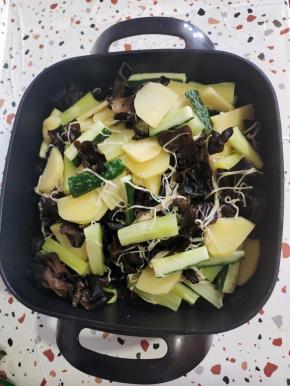 煮好的配菜，捞出控干水分，放入电热锅中备用！