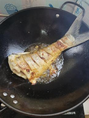 锅烧热，放入适量的菜籽油，撒少许盐防粘！放入腌制好的鱼，煎至两面金黄色！（今天这条鱼比较大，一顿吃不了，所以只用了半条鱼！）