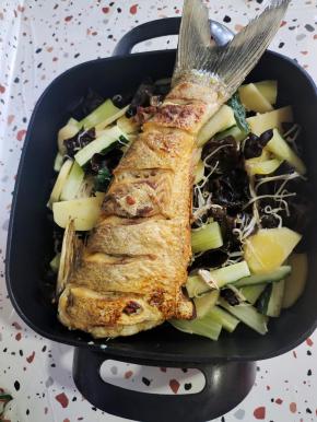 煎好的鱼放入电热锅中！