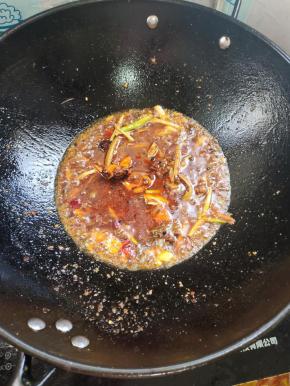 起锅烧油，放入生姜，蒜瓣，花椒，干辣椒，葱段爆香，再放入郫县豆瓣酱和火锅底料炒出红油！