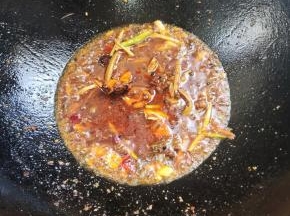 起锅烧油，放入生姜，蒜瓣，花椒，干辣椒，葱段爆香，再放入郫县豆瓣酱和火锅底料炒出红油！