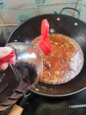 放入两大勺生抽调味！