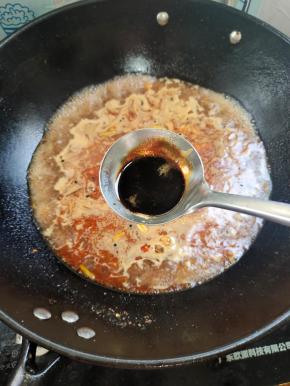 再放入一勺老抽调色！