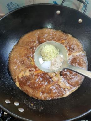 再放入一勺盐，一勺胡椒粉，一大勺鸡精！