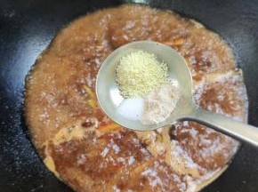 再放入一勺盐，一勺胡椒粉，一大勺鸡精！