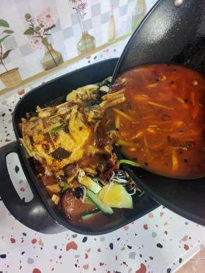 煮好的汤汁儿倒在电热锅中！