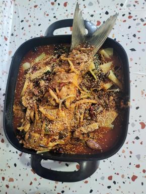 撒上适量的孜然粉和熟白芝麻！