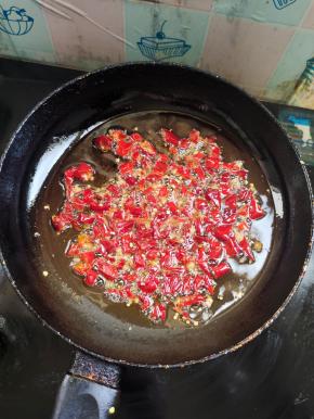 另起锅烧油，把干辣椒段放入爆香！