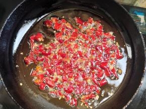 另起锅烧油，把干辣椒段放入爆香！