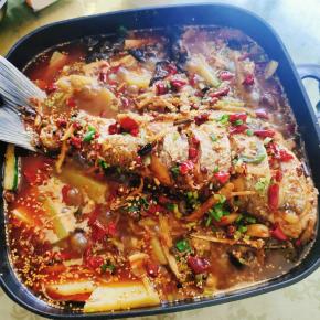 插上电源，就可以边煮边吃了！把鱼和配菜吃完了，还可以继续拿来涮火锅，别提多香了！