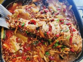 插上电源，就可以边煮边吃了！把鱼和配菜吃完了，还可以继续拿来涮火锅，别提多香了！