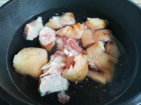 猪蹄凉水入锅，