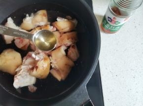 加入料酒煮出浮沫，洗净。