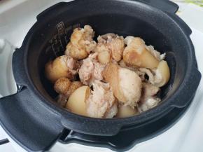 放入电饭煲中，