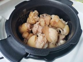 放入电饭煲中，