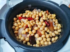 加入黄豆，