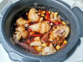 加入没过食材的水开启焖炖模式，