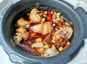 加入没过食材的水开启焖炖模式，