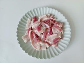 五花肉清洗干净后切成薄片。