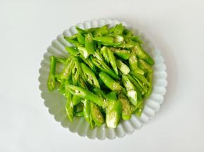 斜刀切成小块。