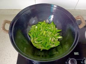 热锅热油下放杭椒，加一点点盐煸炒。