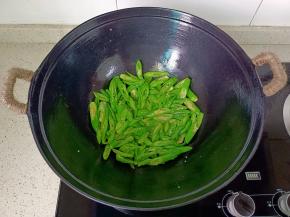 煸炒至断生盛盘备用。