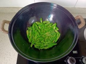 煸炒至断生盛盘备用。