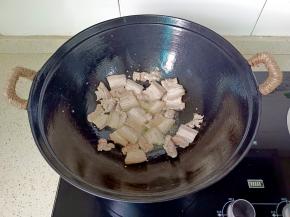 再次放五花肉爆炒。