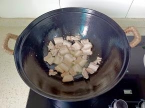 再次放五花肉爆炒。