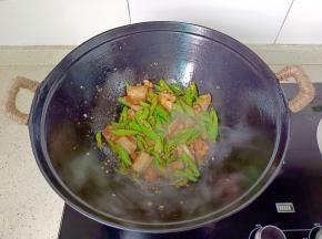 加入生抽两勺，料酒一勺，盐半勺。