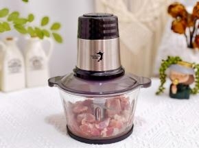 启动绞肉机，绞肉糜。