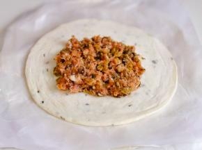 取一张手抓饼放上馅料。