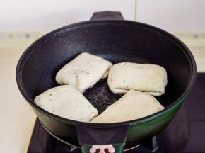 依次做好放入平底锅中，喷少许油。